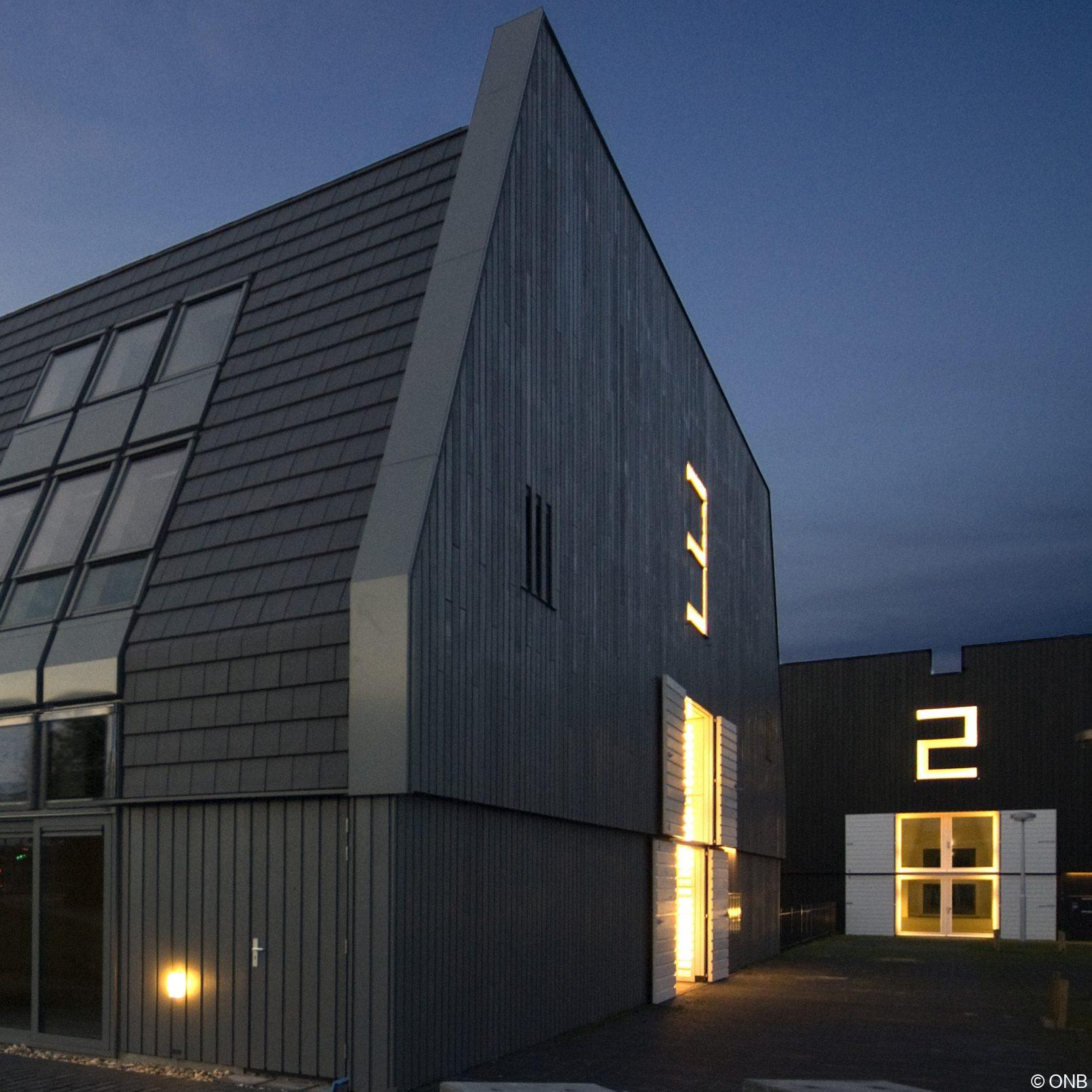 Met een groep kunstenaars wonen in een oude kersenboomgaard, in gebouwen die eruit zien als grote schuren. Atelierwoningen, Leidsche Rijn, Utrecht, CRKL architecten