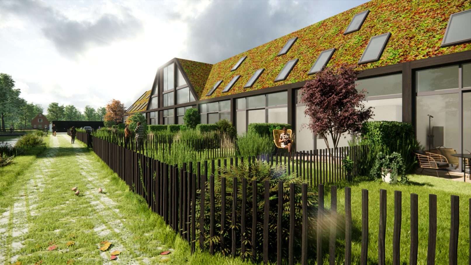 Een als langgerekte woonschuur ontworpen woongebouw met een sedum begroeide kap in een landelijke setting, aan het water.